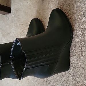 Shoe dazzle platform booties in black size 11